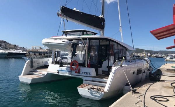 4_lagoon-42-sunrise-exterior Private Jet Sales and Charters - Private Jets for Charters